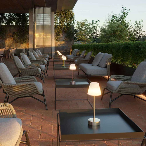 LÁMPARA DE MESA LED LOLA SLIM 30 BATERÍA RECARGABLE LATÓN