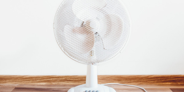Ventilador de techo vs aire acondicionado: consumo real y cuánto ahorras
