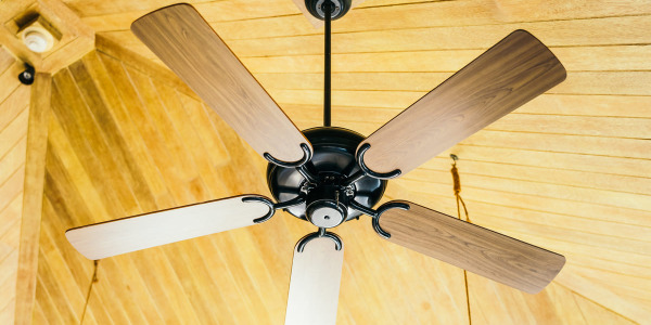 Cómo combinar ventiladores de techo con lámparas y apliques