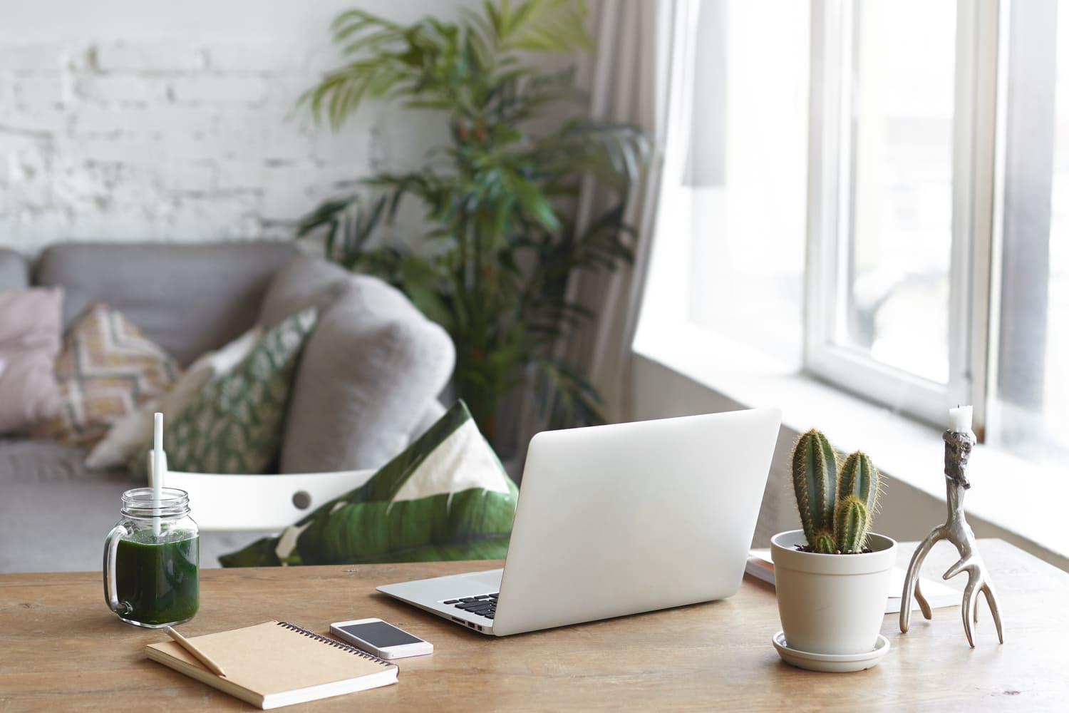 Cómo crear una zona de teletrabajo en casa con buena luz y muebles funcionales