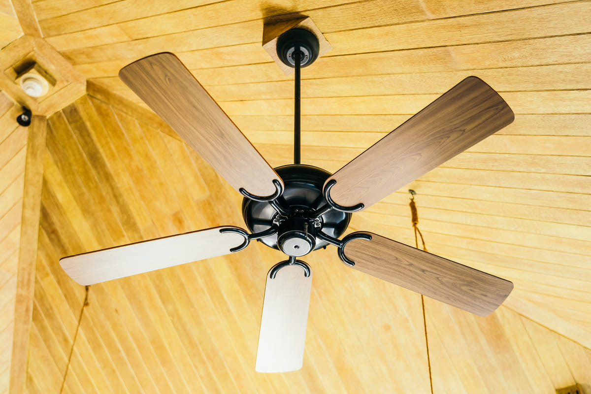 Cómo combinar ventiladores de techo con lámparas y apliques